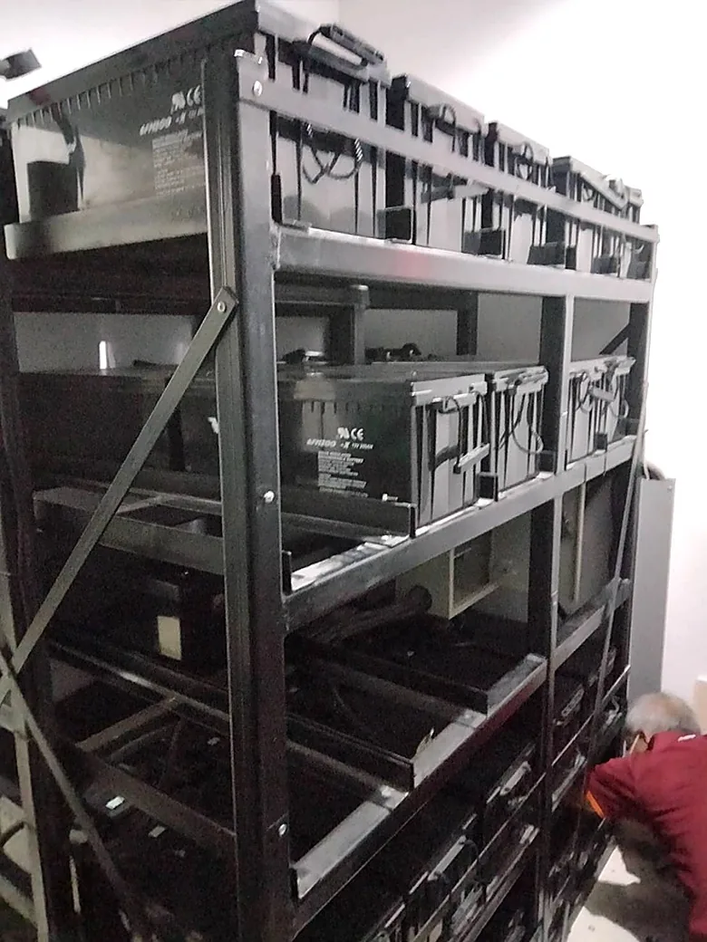 ทีมช่าง Power 3 Plus ปฏิบัติงานติดตั้งระบบ UPS